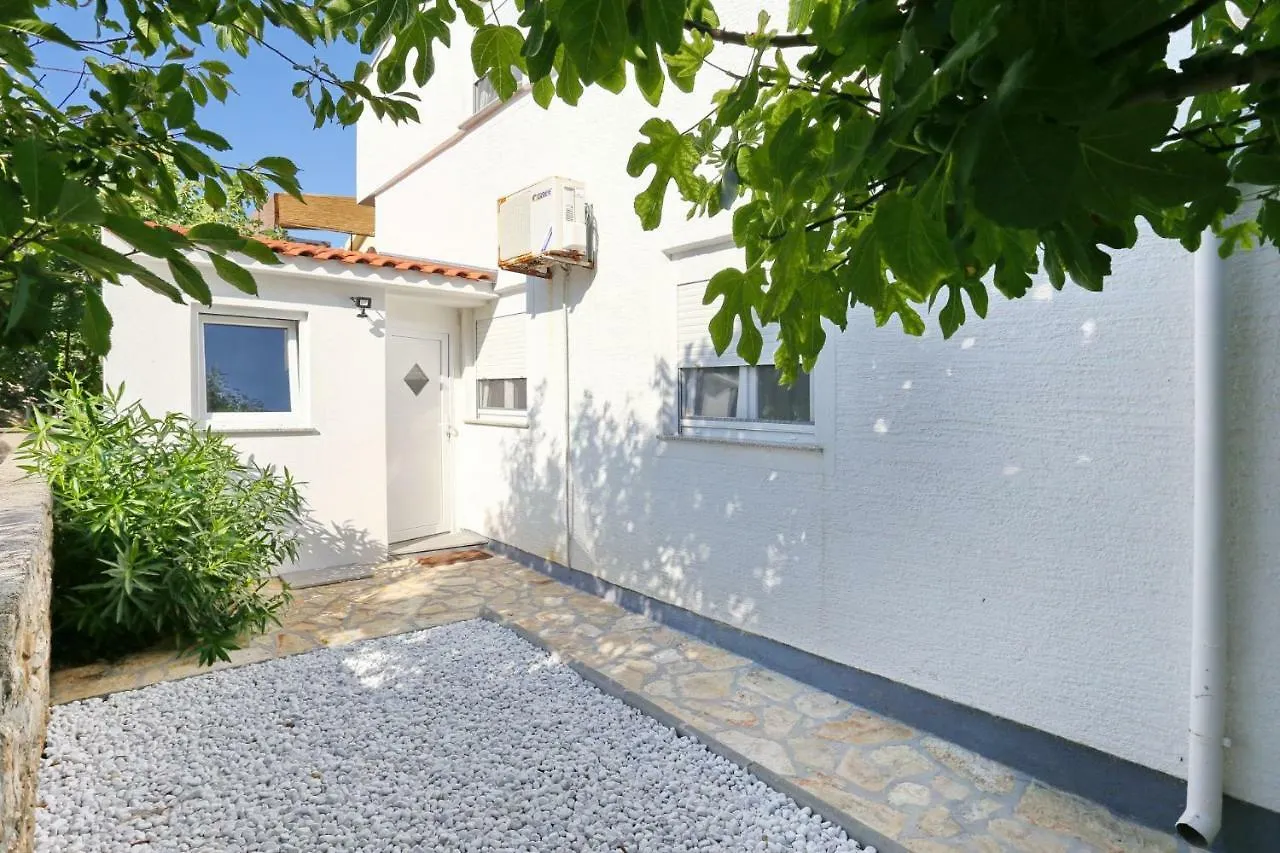 Villa Neyla Vir 0*,  Croatia