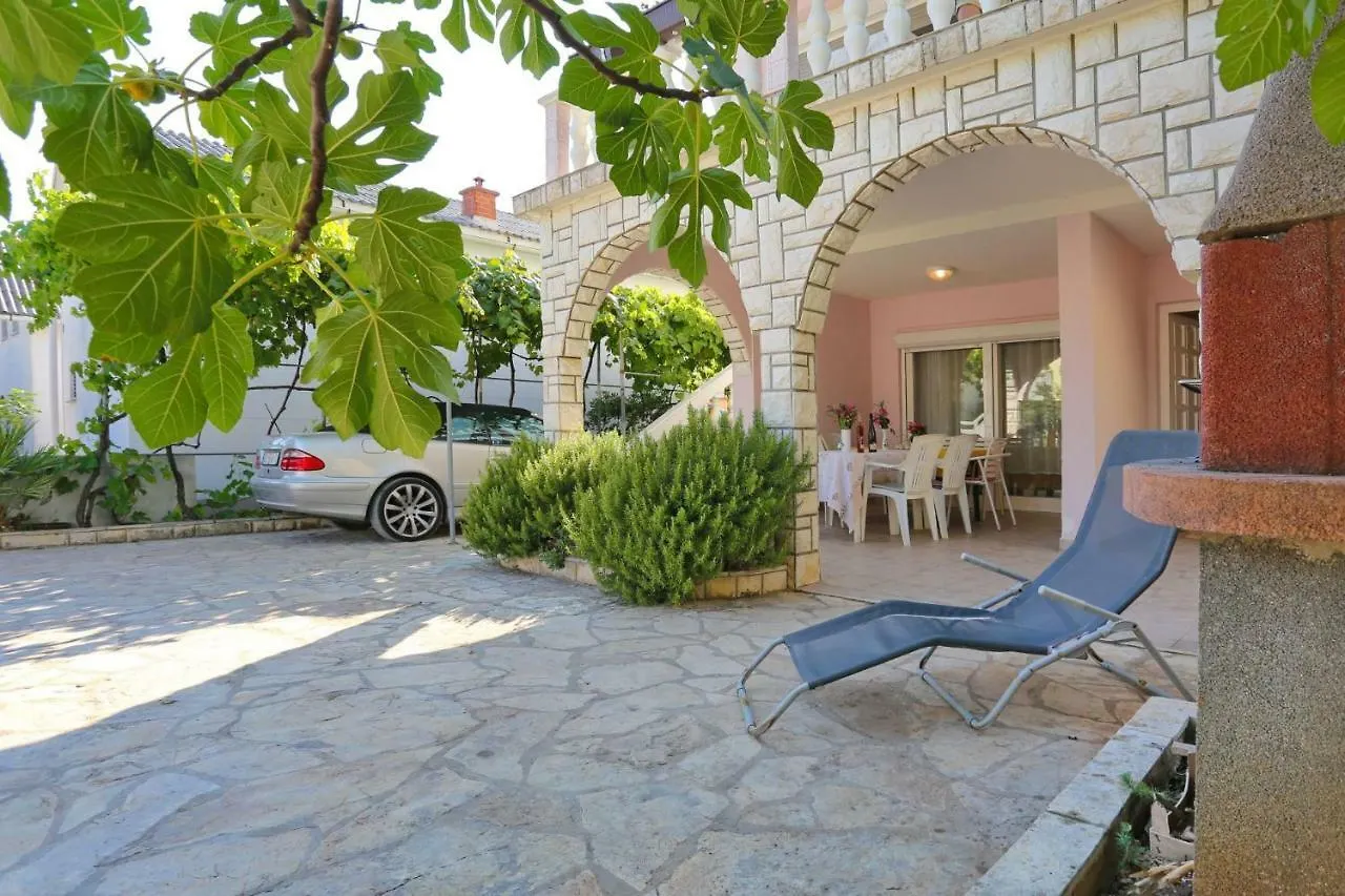 Apartment Villa Neyla Vir Croatia
